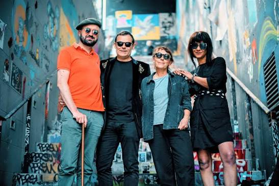 PMH, Dominique Barlaud et l'équipe du projet dans une ruelle couverte de graffitis