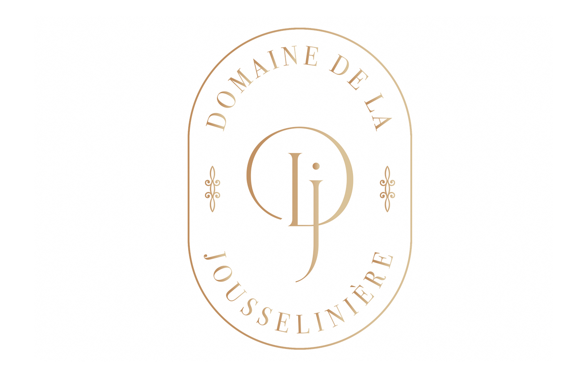Grand logo du Domaine de la Jousselinière : monogramme DJ dans un médaillon doré
