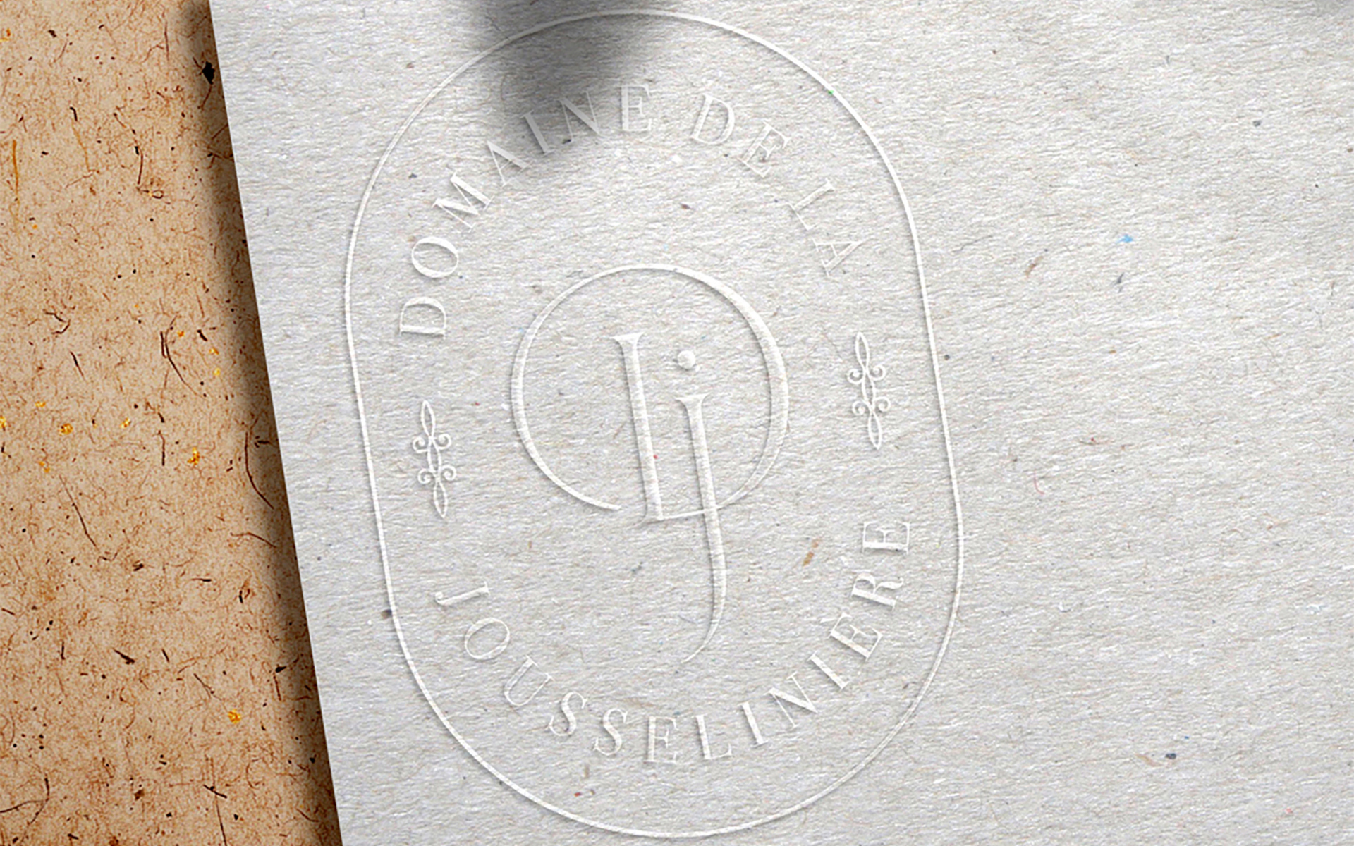 Logo du Domaine de la Jousselinière gaufré sur papier texturé