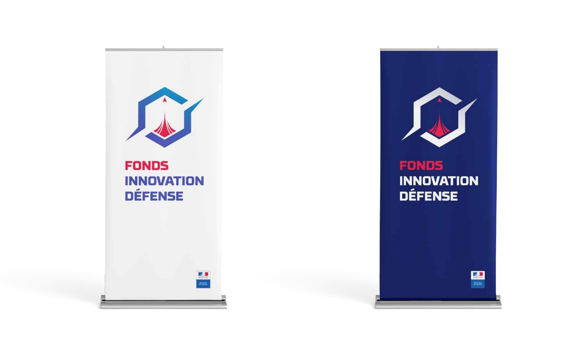Deux roll-up Fonds Innovation Défense, l'un blanc, l'autre bleu