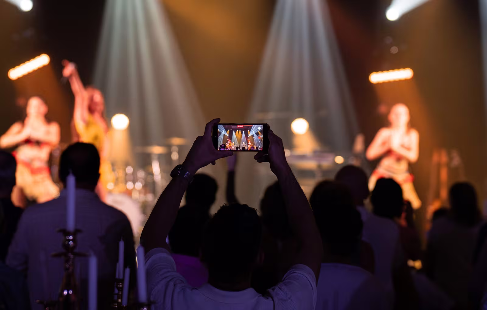 Public et artistes réunis lors d’un événement