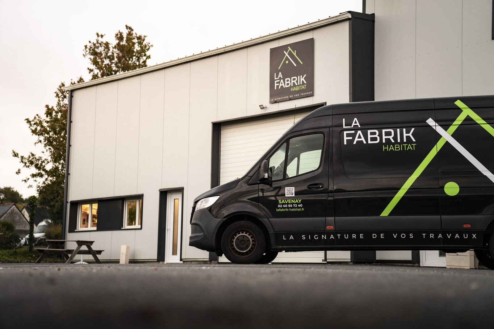Bâtiment d'activité et véhicule d'entreprise floqué La Fabrik Habitat photographiés en extérieur